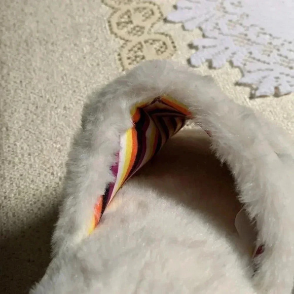 🎀SOLD🎀 Slippers for ladies white and with boo lettering on top Size Large - Picture 4 of 5